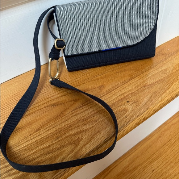 Rothy’s The Belt Bag Navy/Ivory - Picture 2 of 10